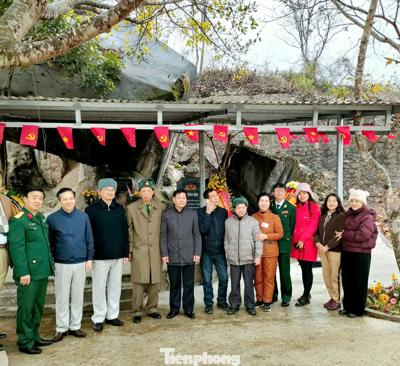 Đoàn Cựu chiến binh Ban liên lạc Quân đoàn 14 chụp ảnh lưu niệm với Tổ thiện tâm, Ban quản lý di tích Pháo đài Đồng Đăng sáng 16/2/2025. (Ảnh: Duy Chiến)