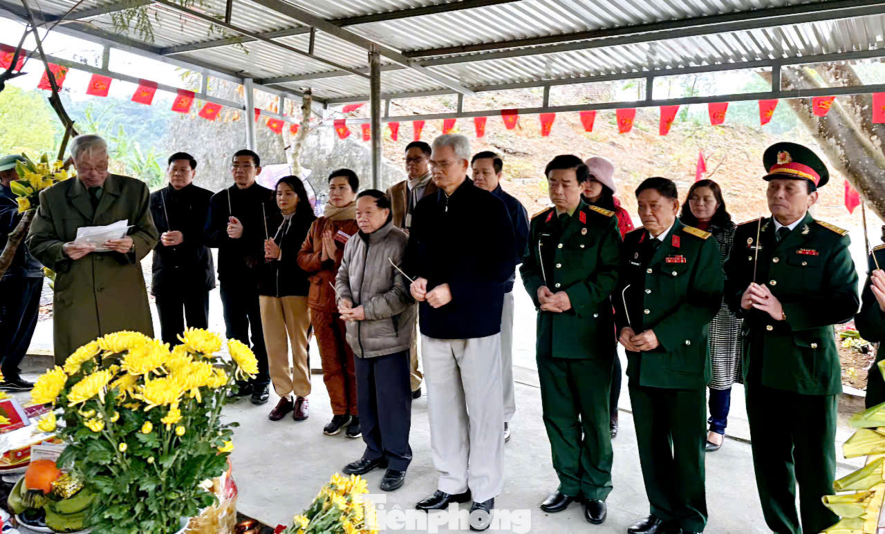 Trung tướng Nguyễn Như Hoạt (giữa) và Ban liên lạc Quân đoàn 14 - Sư đoàn 3, chiến đấu ở Lạng Sơn năm 1979, thắp tâm nhang tưởng nhớ đồng đội đã hy sinh. (Ảnh: Duy Chiến)