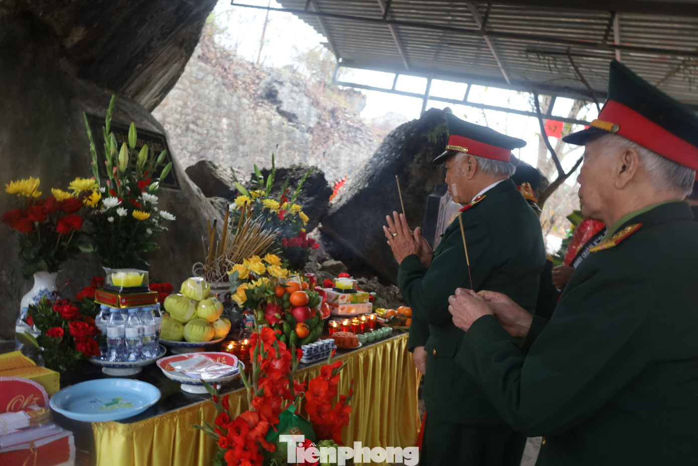 Nhiều cựu chiến binh đã đến Pháo đài Đồng Đăng thắp nhang tưởng nhớ đồng đội. (Ảnh: Duy Chiến)
