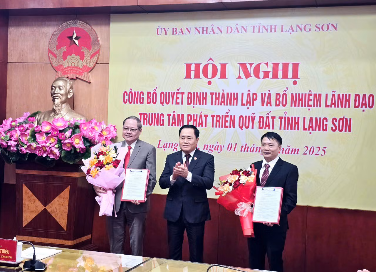 Chủ tịch UBND tỉnh Lạng Sơn trao quyết định, tặng hoa chúc mừng Giám đốc, Phó giám đốc Trung tâm Phát triển quỹ đất tỉnh. Ảnh: Duy Chiến Chủ tịch UBND tỉnh Lạng Sơn trao quyết định, tặng hoa chúc mừng Giám đốc, Phó giám đốc Trung tâm Phát triển quỹ đất tỉnh. Ảnh: Duy Chiến