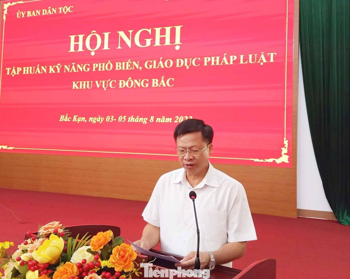 Ông Phạm Duy Hưng, Phó Chủ tịch UBND tỉnh Bắc Kạn nhấn mạnh, thông qua tập huấn, các đại biểu sẽ nắm vững kiến thức pháp luật, làm tốt hơn công tác tại cơ sở. Ảnh: N.L Ông Phạm Duy Hưng, Phó Chủ tịch UBND tỉnh Bắc Kạn nhấn mạnh, thông qua tập huấn, các đại biểu sẽ nắm vững kiến thức pháp luật, làm tốt hơn công tác tại cơ sở. Ảnh: N.L