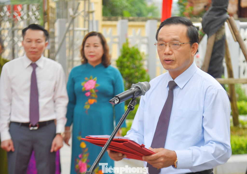 Phó Bí thư Thường trực Tỉnh ủy Triệu Đình Lê đọc diễn từ tại buổi dâng hương, dâng hoa đồng chí Hoàng Đình Giong. Ảnh: V.T Phó Bí thư Thường trực Tỉnh ủy Triệu Đình Lê đọc diễn từ tại buổi dâng hương, dâng hoa đồng chí Hoàng Đình Giong. Ảnh: V.T