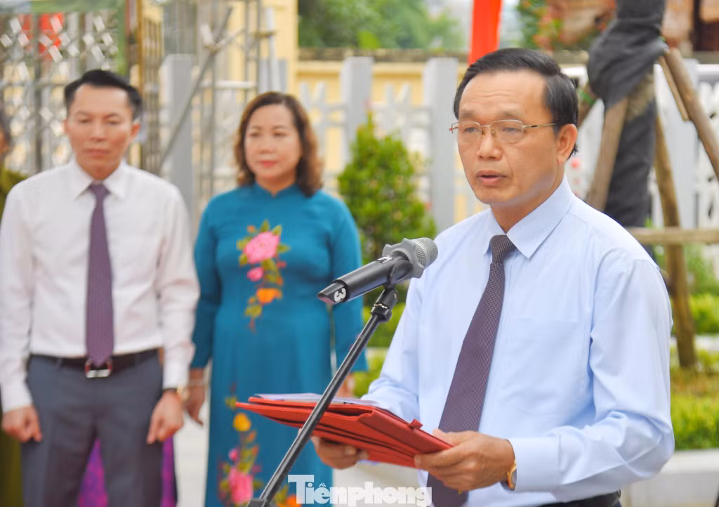 Phó Bí thư Thường trực Tỉnh ủy Triệu Đình Lê đọc diễn từ tại buổi dâng hương, dâng hoa đồng chí Hoàng Đình Giong. Ảnh: V.T