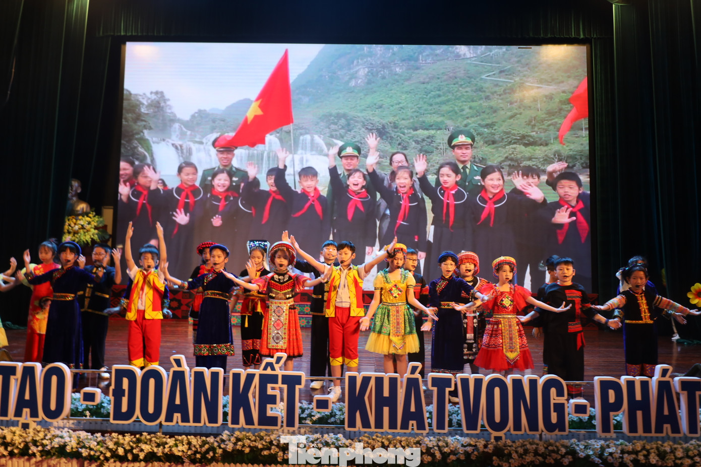 Xác định công tác bảo tồn và phát huy các giá trị văn hóa truyền thống là một trong những nhiệm vụ quan trọng trong thời kỳ hội nhập, trong những năm qua, tỉnh Cao Bằng nói chung, tuổi trẻ các dân tộc địa phương nói chung đã luôn quan tâm đến công tác bảo tồn, phát huy các giá trị văn hóa truyền thống, trong đó có trang phục truyền thống, từ đó làm cho đời sống văn hoá, tinh thần của cộng đồng ngày càng phong phú, góp phần thúc đẩy phát triển du lịch tại địa phương. Công tác bảo tồn và phát huy các giá trị văn hóa được chú trọng thông qua việc thực hiện các đề tài nghiên cứu khoa học về các giá trị văn hóa, văn học, nghệ thuật, dân ca, dân nhạc, dân vũ của dân tộc.