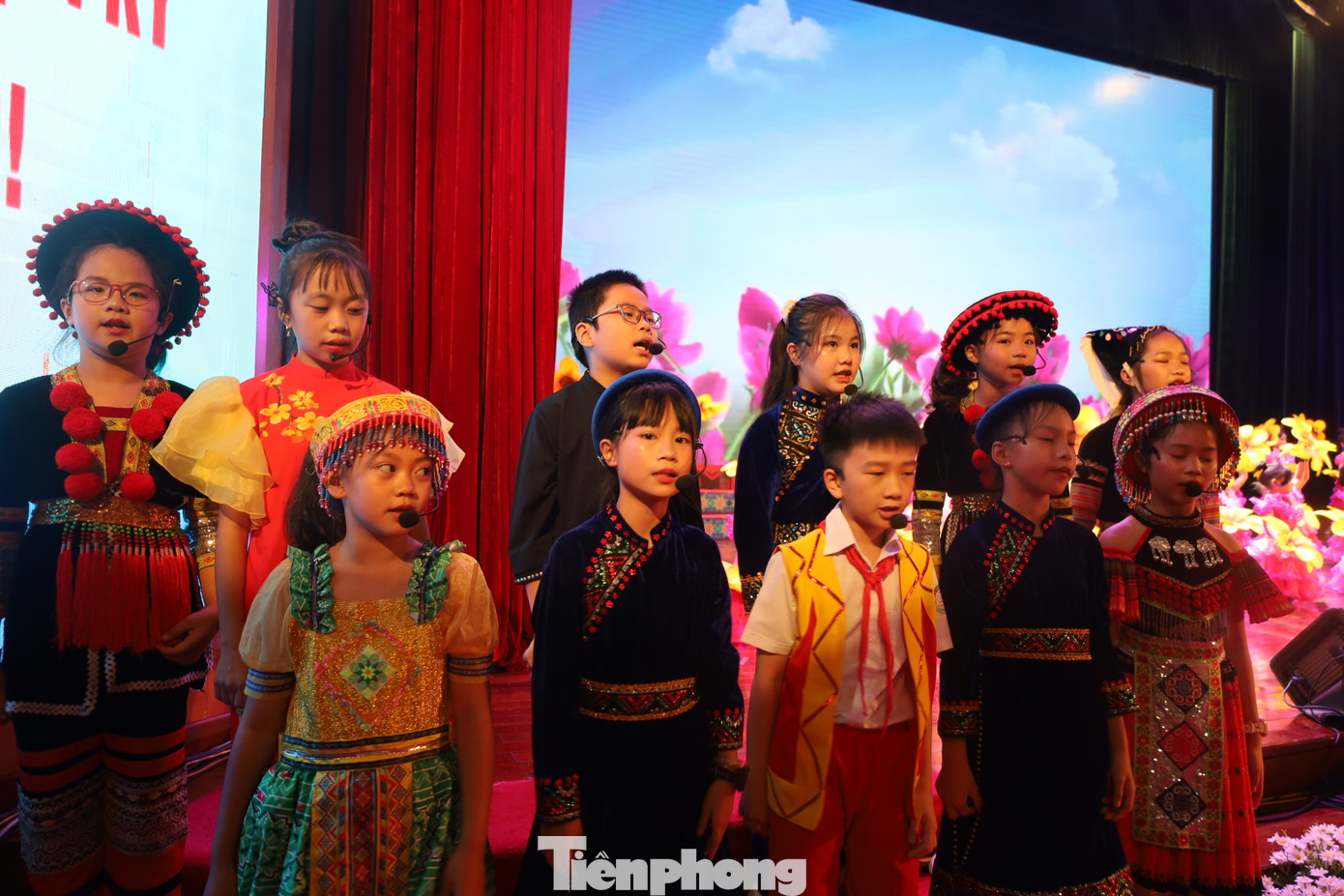 Các em thiếu niên, nhi đồng ở Cao Bằng giới thiệu trang phục dân tộc.