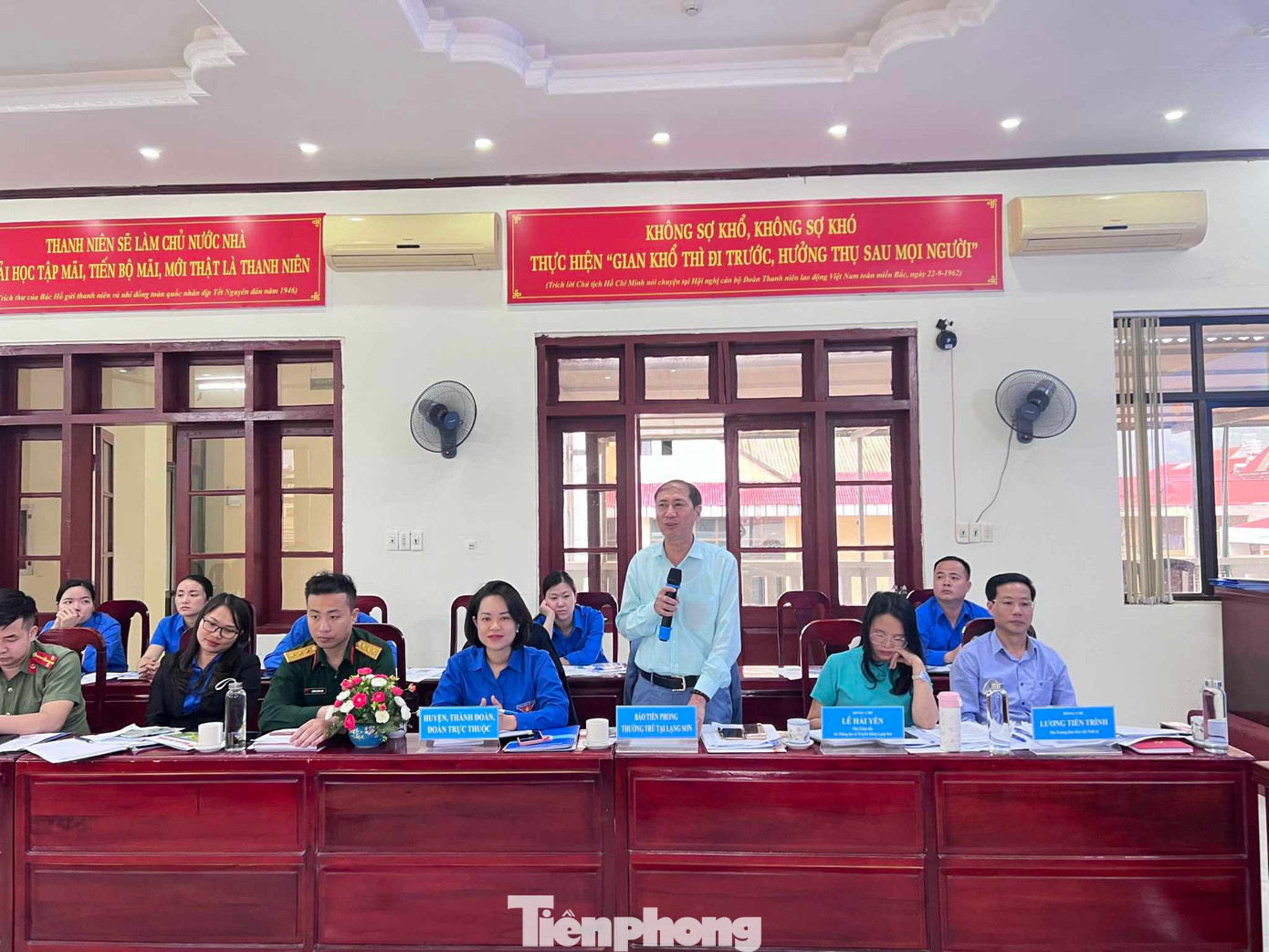 Phóng viên báo Tiền Phong thường trú tại Lạng Sơn (đứng) tham góp ý kiến.