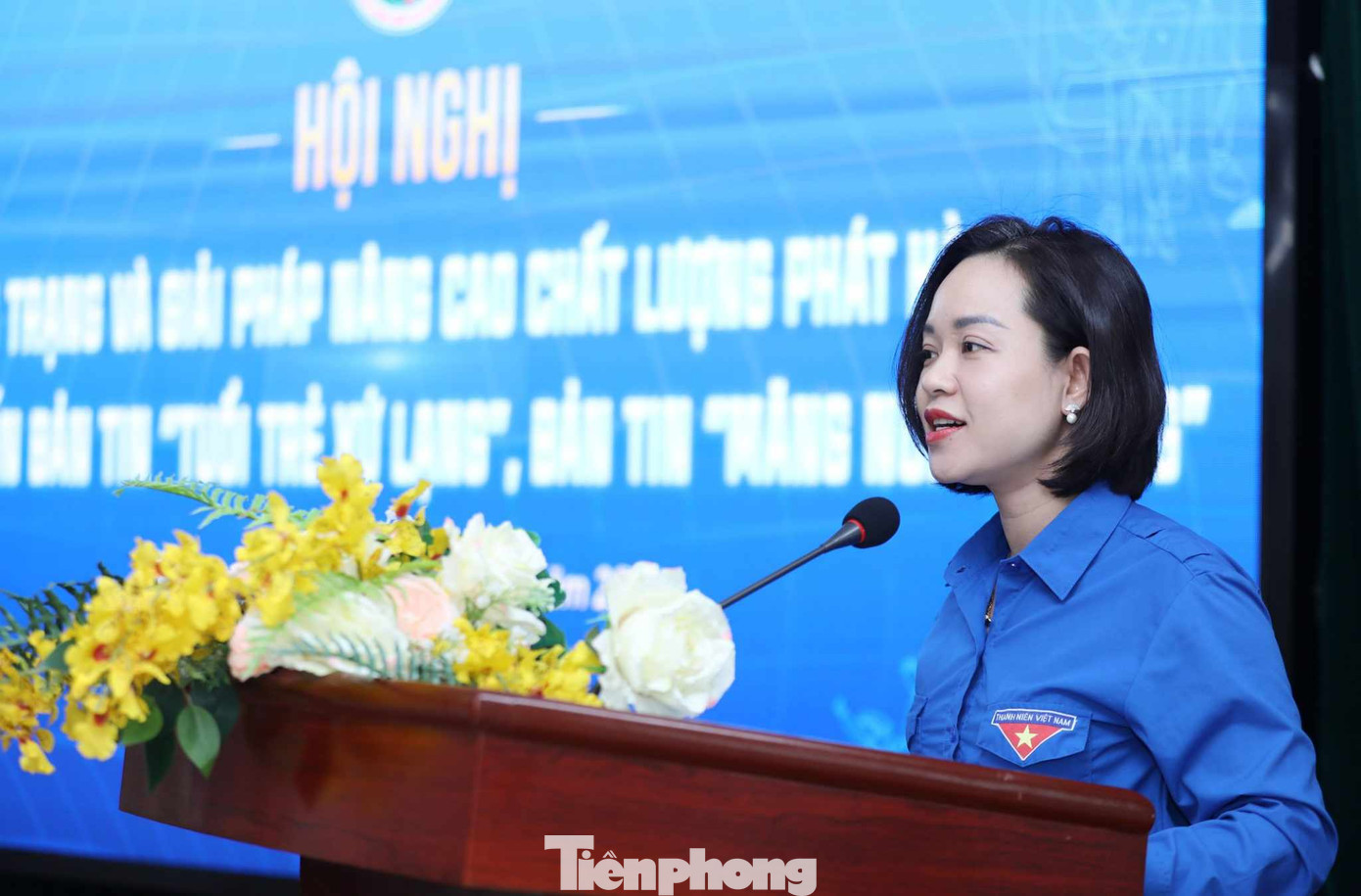 Bí thư Đoàn Khối CCQ tỉnh Lạng Sơn Hoàng Thị Thu Trang tham luận: "Thực trạng và giải pháp phát hành cuốn "Tuổi trẻ xứ Lạng". Ảnh: Duy Chiến