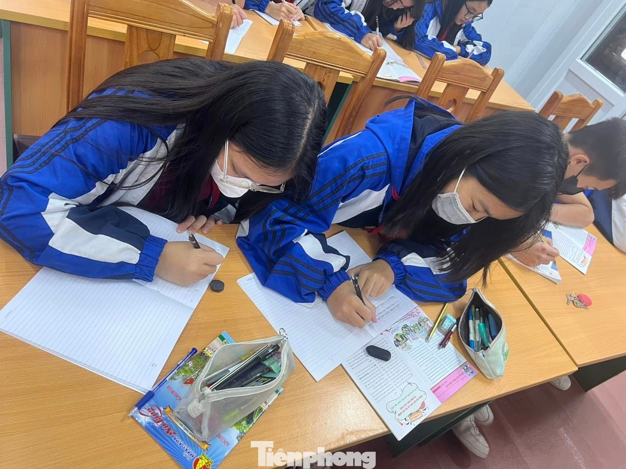 Câu lạc bộ phóng viên nhỏ (Cung Thanh thiếu nhi Lạng Sơn) thực hiện viết tin bài cho bản tin "Măng non xứ Lạng".