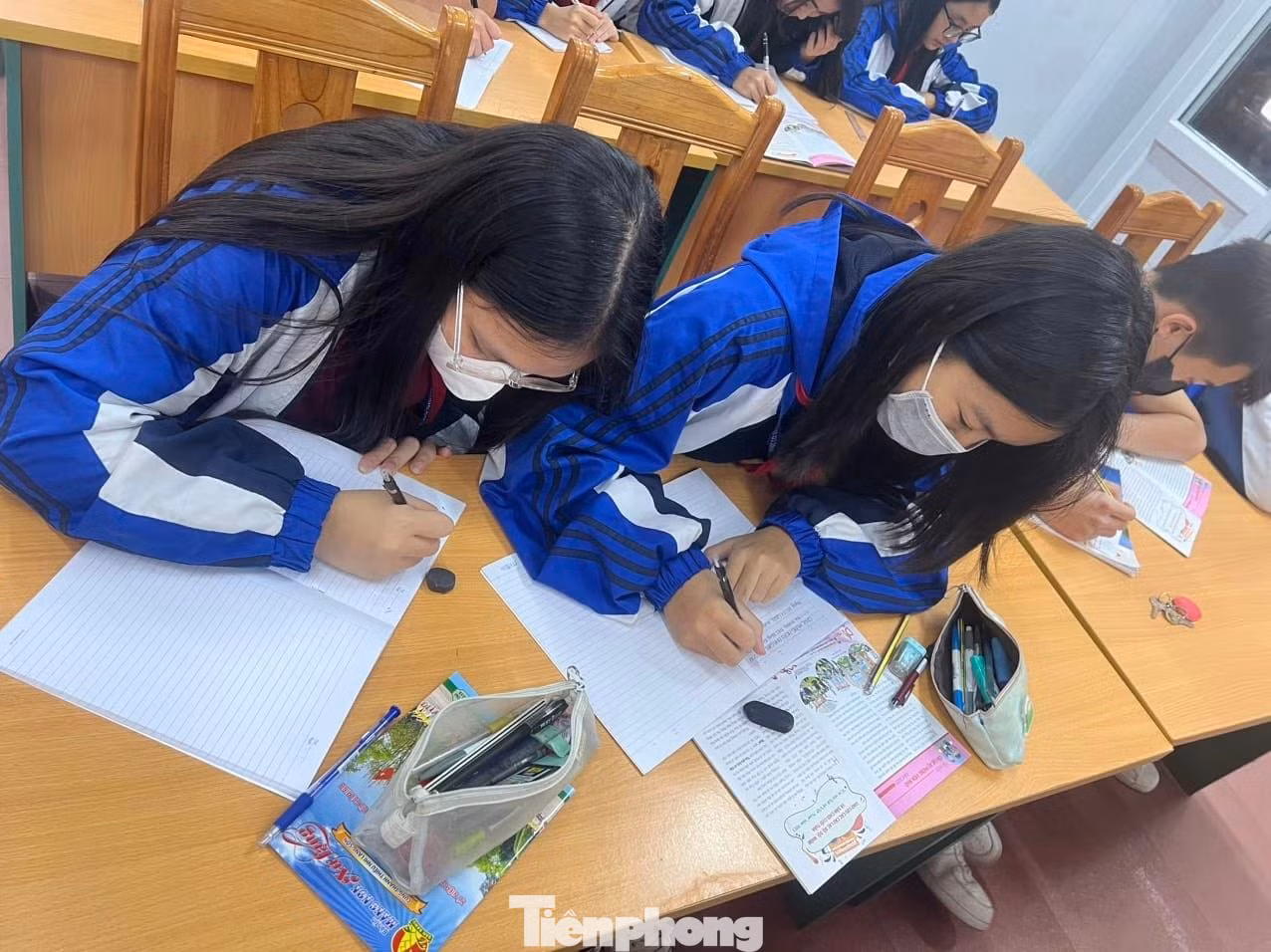 Câu lạc bộ phóng viên nhỏ (Cung Thanh thiếu nhi Lạng Sơn) thực hiện viết tin bài cho bản tin "Măng non xứ Lạng".