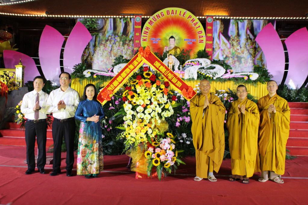 Lãnh đạo tỉnh Lạng Sơn tặng hoa chúc mừng Đại lễ Phật đản cho Giáo hội Phật giáo Việt Nam ở tỉnh.