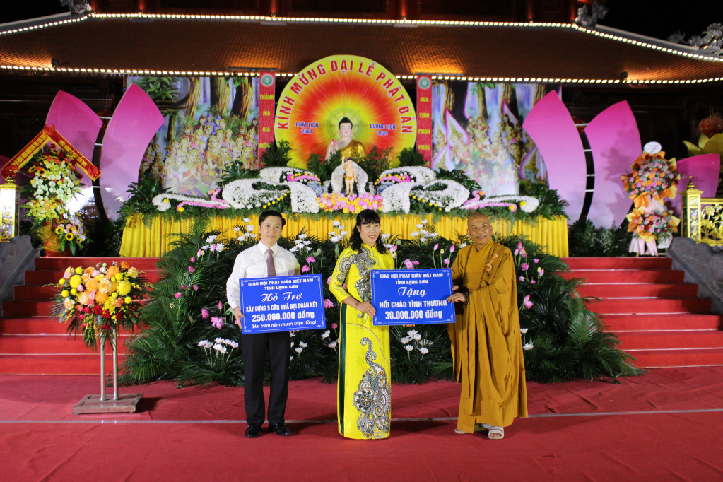 Giáo hội Phật giáo Việt Nam tỉnh Lạng Sơn trao biểu tượng trưng gần 300 triệu đồng ủng hộ an sinh xã hội trên địa bàn.