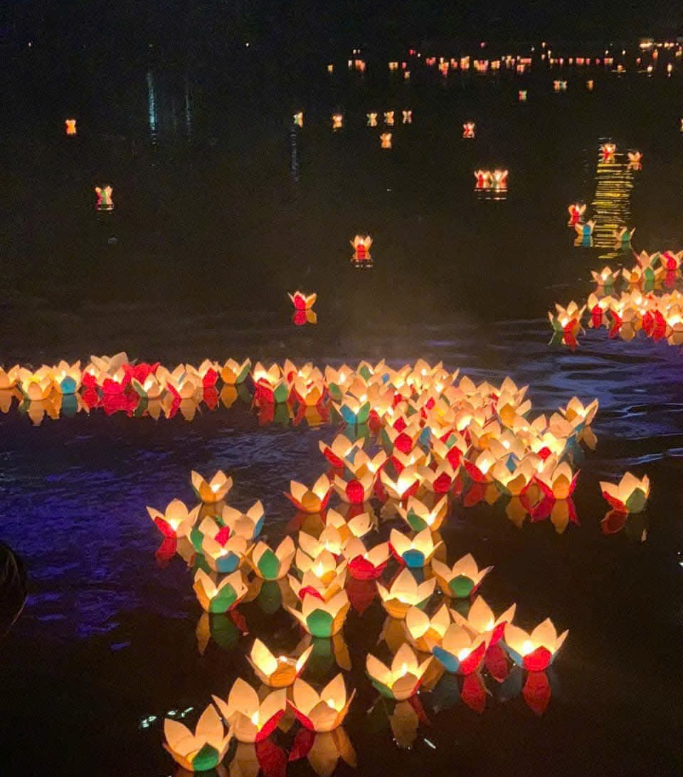 Tại đêm hội, các đại biểu và nhân dân, du khách đã dâng hương cầu nguyện và thả hơn 10.000 ngọn hoa đăng xuống sông Kỳ Cùng, mỗi đèn hoa đăng được thả thể hiện những ước nguyện tốt đẹp cho một năm mới an khang thịnh vượng, để đất nước và xứ Lạng ngày càng phát triển.