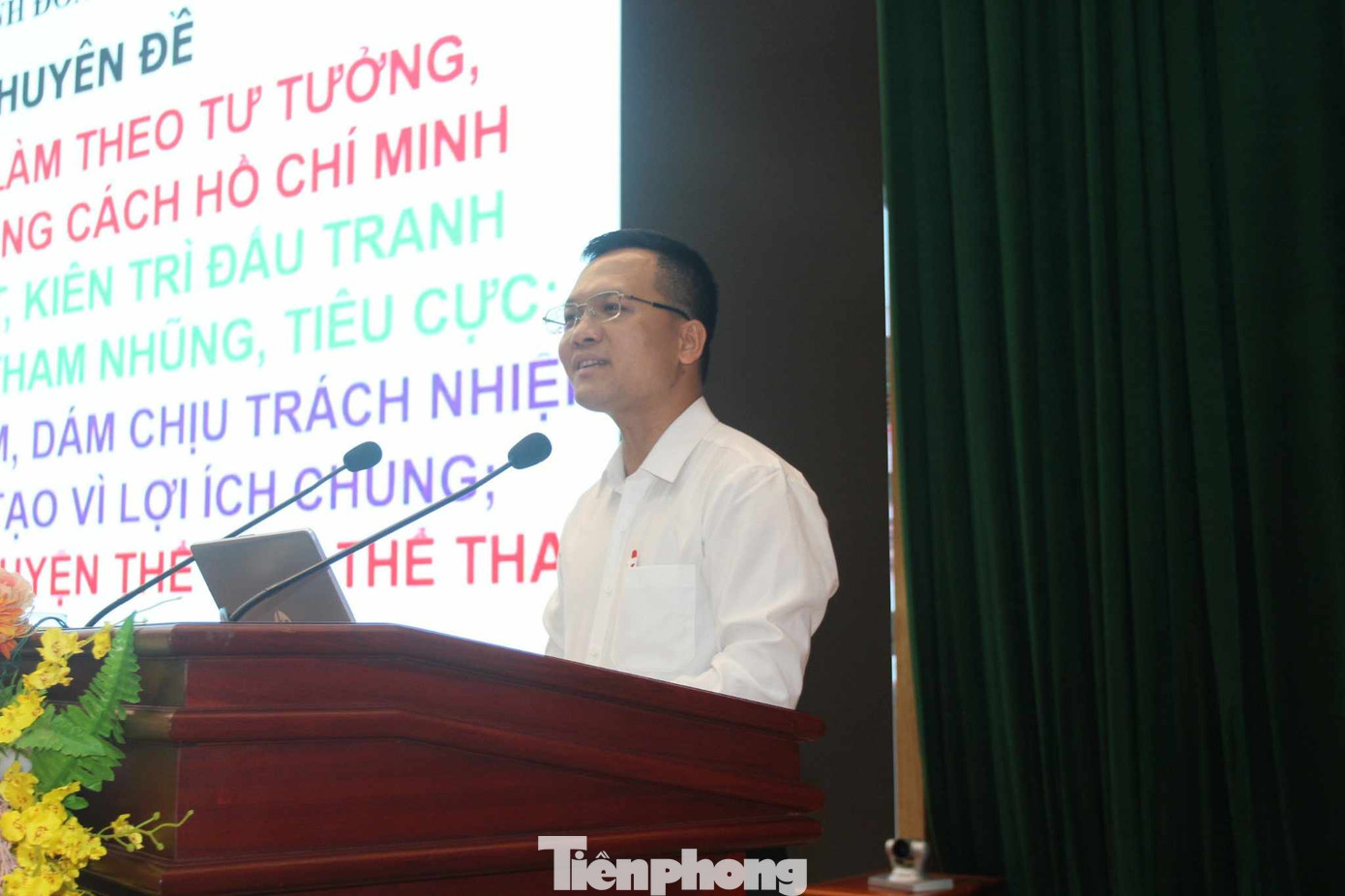 Tiến sĩ Lê Trung Kiên - Giảng viên chính Học viện Chính trị Quốc gia Hồ Chí Minh truyền đạt nội dung chương trình học tập. Ảnh: Duy Chiến Tiến sĩ Lê Trung Kiên - Giảng viên chính Học viện Chính trị Quốc gia Hồ Chí Minh truyền đạt nội dung chương trình học tập. Ảnh: Duy Chiến