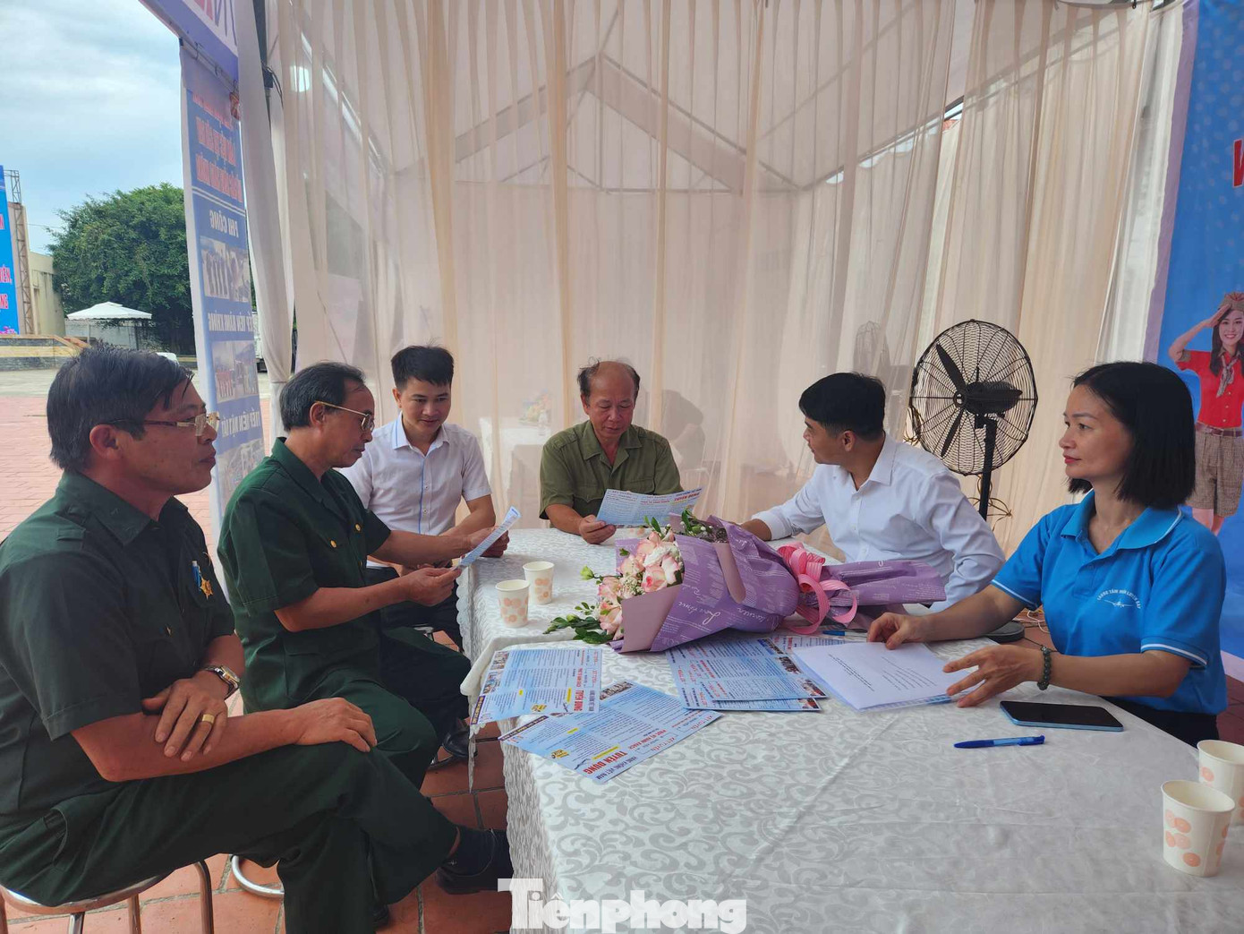 Nhiều phụ huynh đưa học sinh đến tìm hiểu cơ hội việc làm. Ảnh: Duy Chiến Nhiều phụ huynh đưa học sinh đến tìm hiểu cơ hội việc làm. Ảnh: Duy Chiến