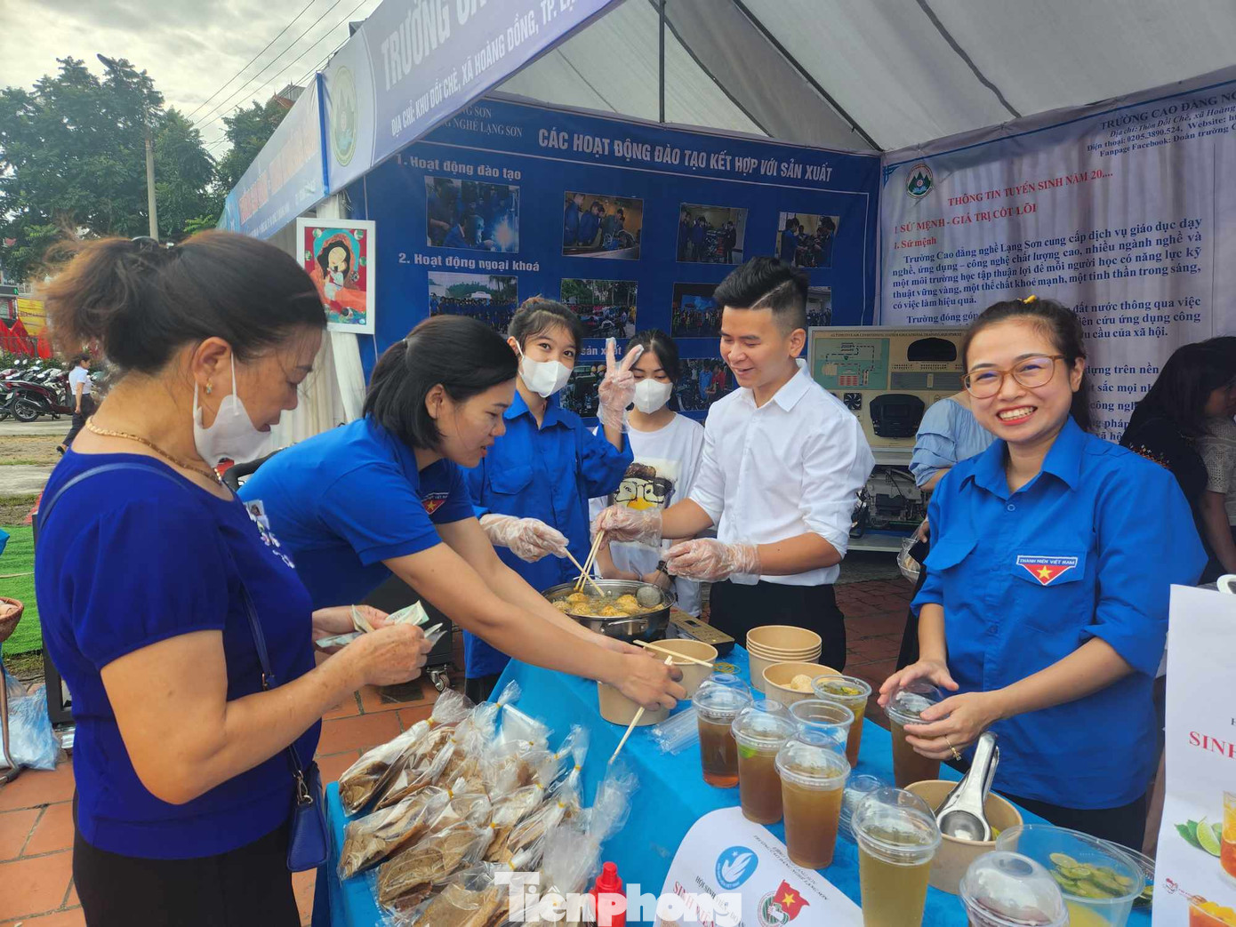 Đoàn viên, thanh niên Trường nghề Việt- Đức Lạng Sơn với những món ăn đậm đà bản sắc dân tộc. Ảnh: Duy Chiến Đoàn viên, thanh niên Trường nghề Việt- Đức Lạng Sơn với những món ăn đậm đà bản sắc dân tộc. Ảnh: Duy Chiến