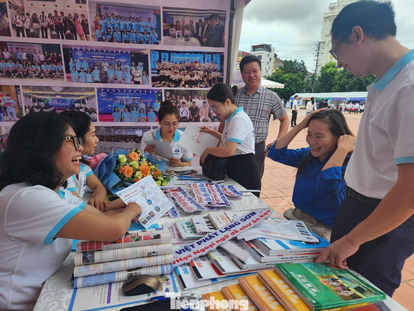 Công ty CPPT Giáo dục QT Việt Phát Lạng Sơn hướng dẫn các chương trình du học các nước Nhật Bản, Đài Loan, Trung Quốc. Ảnh: Duy Chiến Công ty CPPT Giáo dục QT Việt Phát Lạng Sơn hướng dẫn các chương trình du học các nước Nhật Bản, Đài Loan, Trung Quốc. Ảnh: Duy Chiến