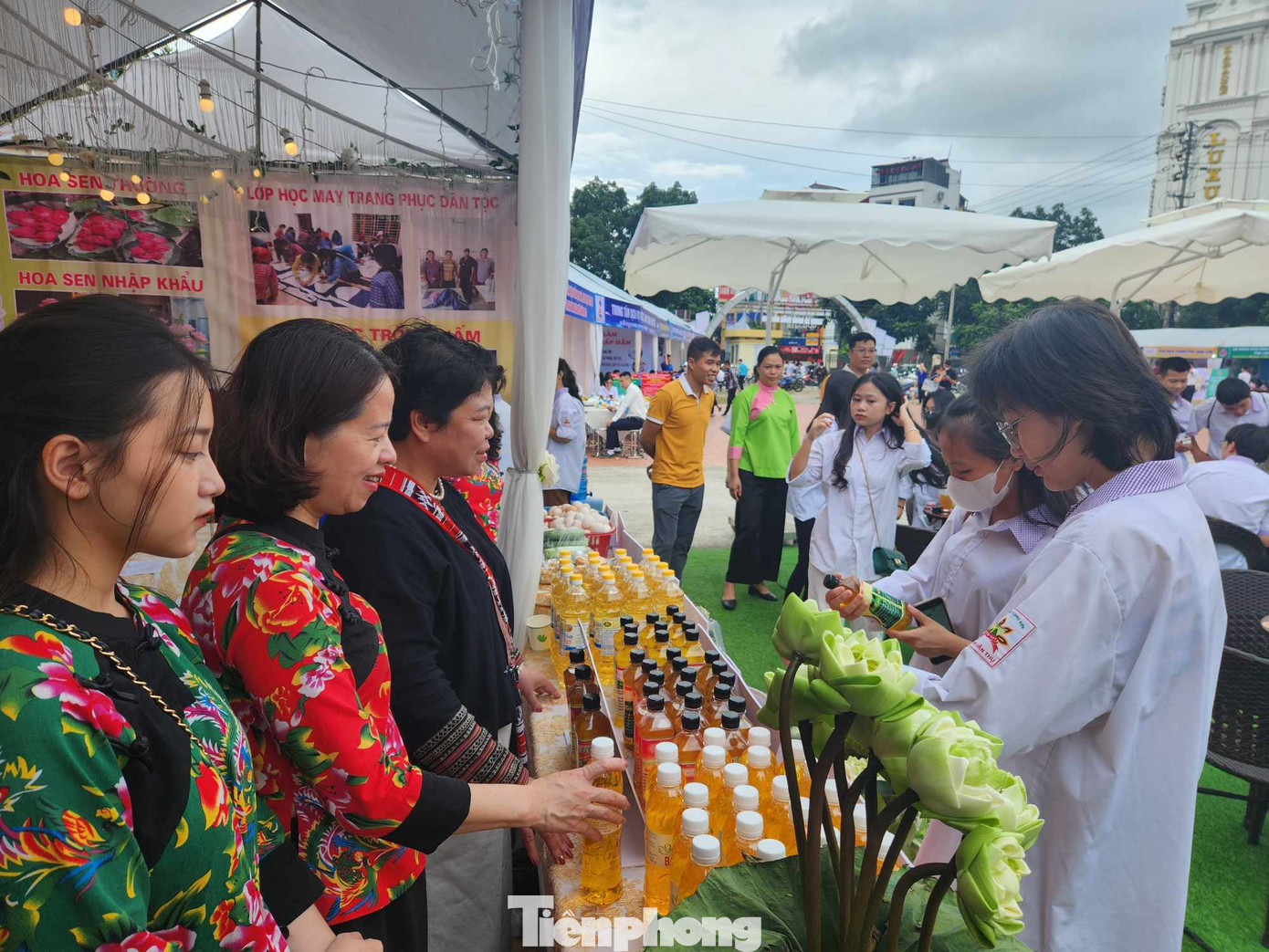 Giới trẻ hứng thú với các sản phẩm, đặc sản quê hương xứ Lạng của đoàn viên, thanh niên Trung tâm GDNN-GDTX huyện Cao Lộc. Giới trẻ hứng thú với các sản phẩm, đặc sản quê hương xứ Lạng của đoàn viên, thanh niên Trung tâm GDNN-GDTX huyện Cao Lộc.