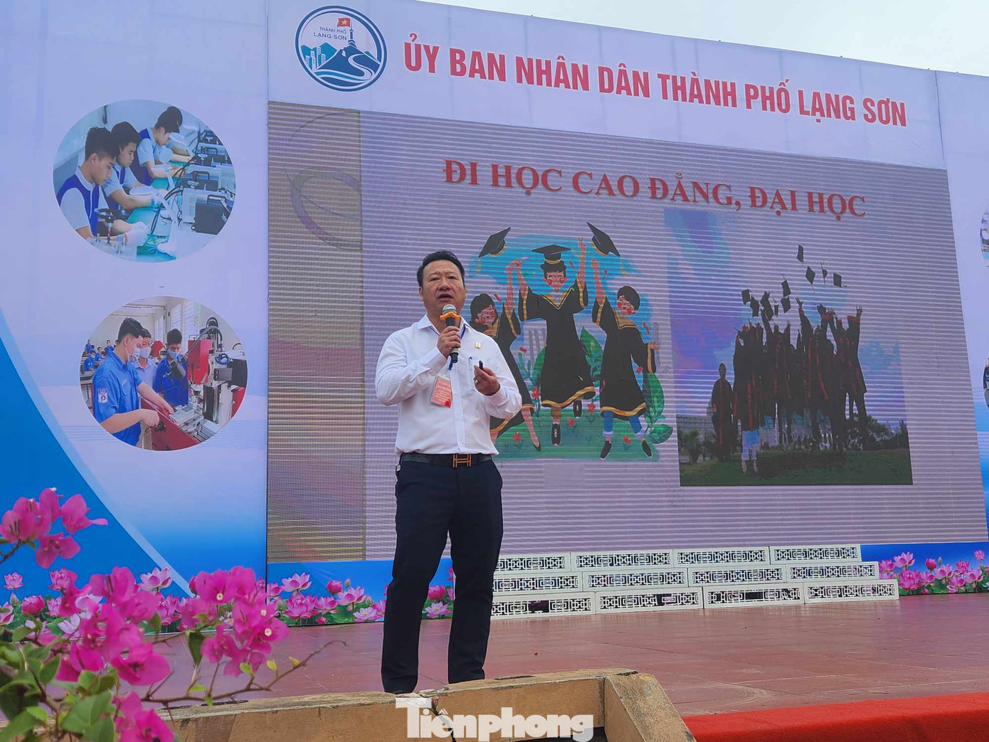 Ông Vi Hoài Nam - Phó Giám đốc Trung tâm dịch vụ việc làm tỉnh Lạng Sơn khái quát nhu cầu tuyển dụng của các cơ quan đơn vị trong và ngoài tỉnh. Ông Vi Hoài Nam - Phó Giám đốc Trung tâm dịch vụ việc làm tỉnh Lạng Sơn khái quát nhu cầu tuyển dụng của các cơ quan đơn vị trong và ngoài tỉnh.