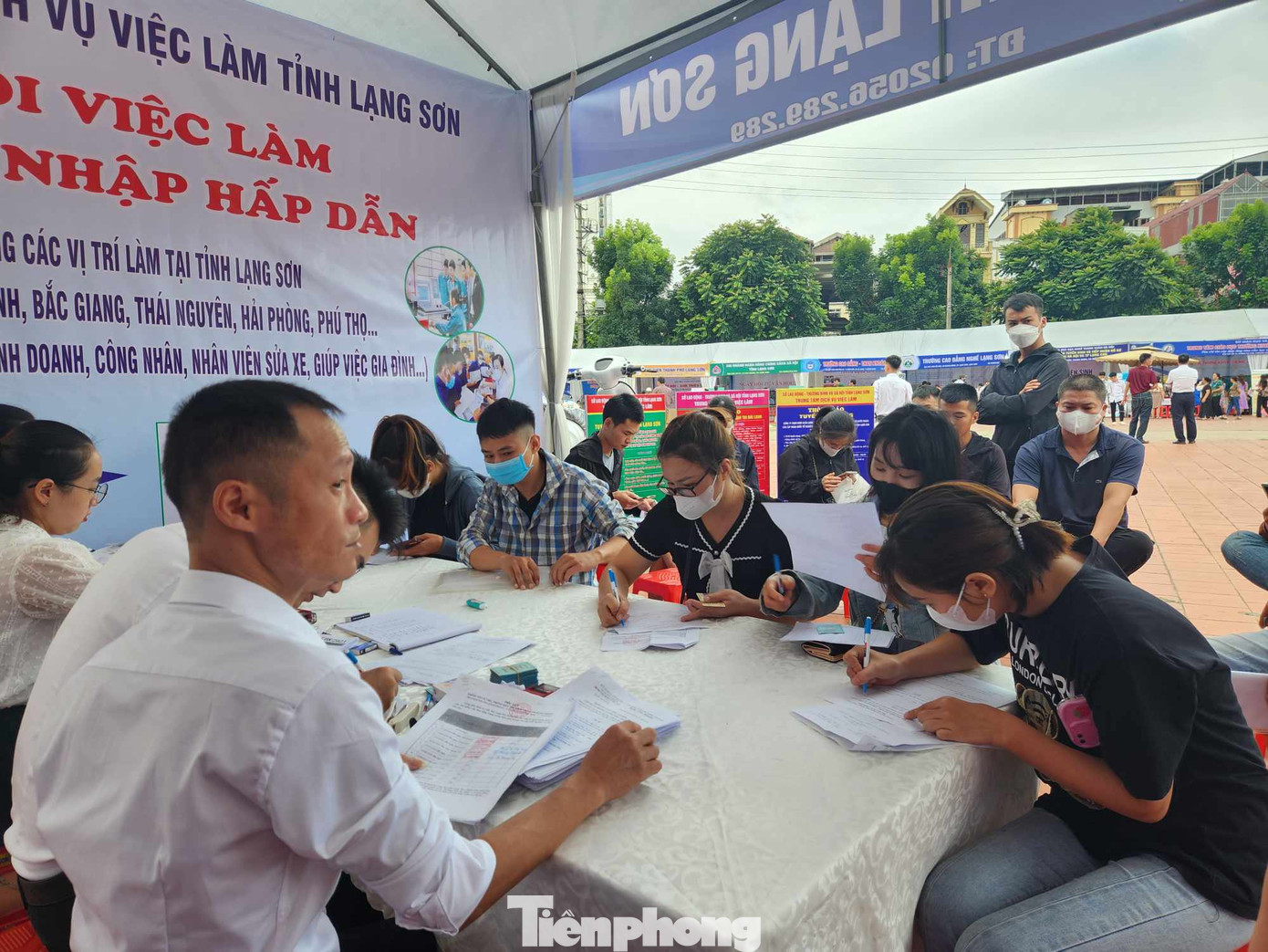 Rất đông lao động trẻ đến Trung tâm giới thiệu việc làm tỉnh Lạng Sơn. Rất đông lao động trẻ đến Trung tâm giới thiệu việc làm tỉnh Lạng Sơn.