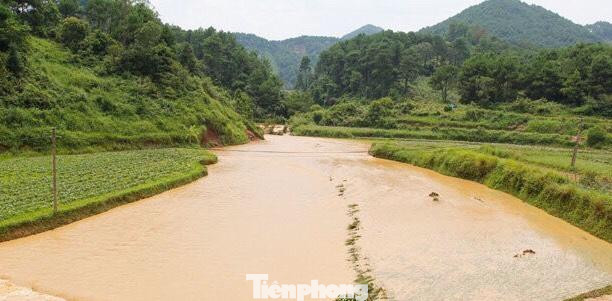Sự cố vỡ đập đã ảnh hưởng đến hoa màu và giao thông đi lại của người dân -Ảnh: H.T