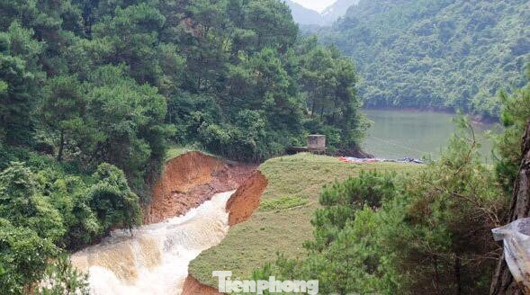 Hiện trường vỡ đập Khuổi Quật sáng 31/8 -Ảnh: H.T