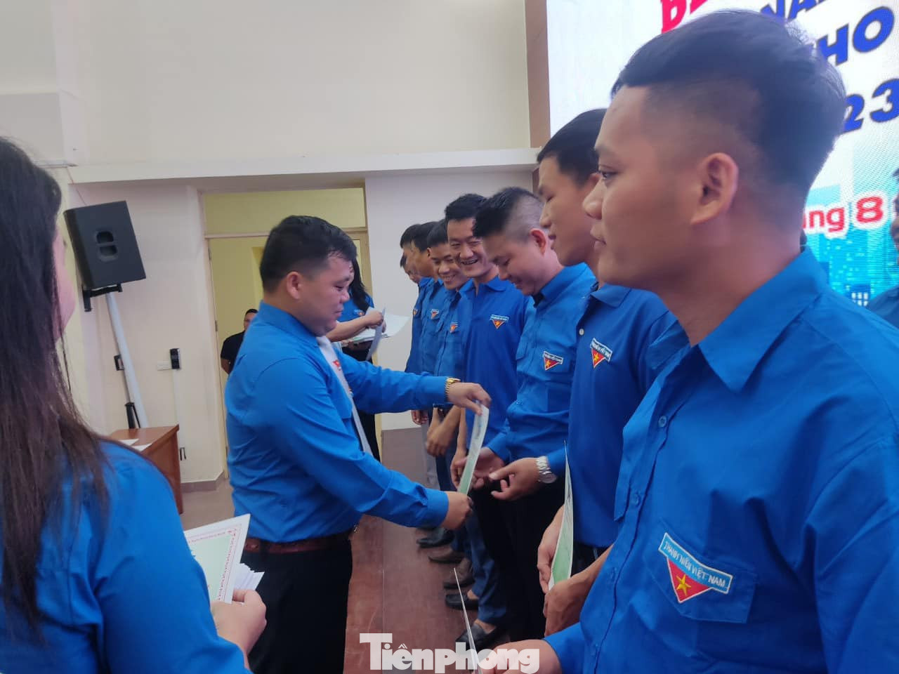 Các học viên nhận chứng nhận do anh Lăng Văn Chí, Phó Bí thư Thường trực Tỉnh Đoàn Lạng Sơn trao. Ảnh: Duy Chiến Các học viên nhận chứng nhận do anh Lăng Văn Chí, Phó Bí thư Thường trực Tỉnh Đoàn Lạng Sơn trao. Ảnh: Duy Chiến