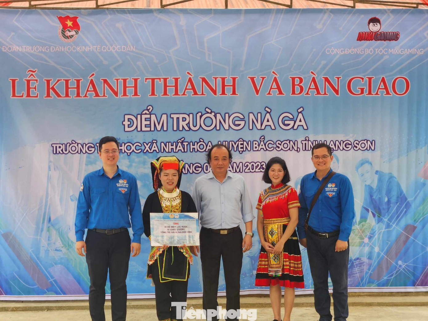 Các đơn vị đồng hành trao biển tài trợ cho công trình. Ảnh: Duy Chiến Các đơn vị đồng hành trao biển tài trợ cho công trình. Ảnh: Duy Chiến