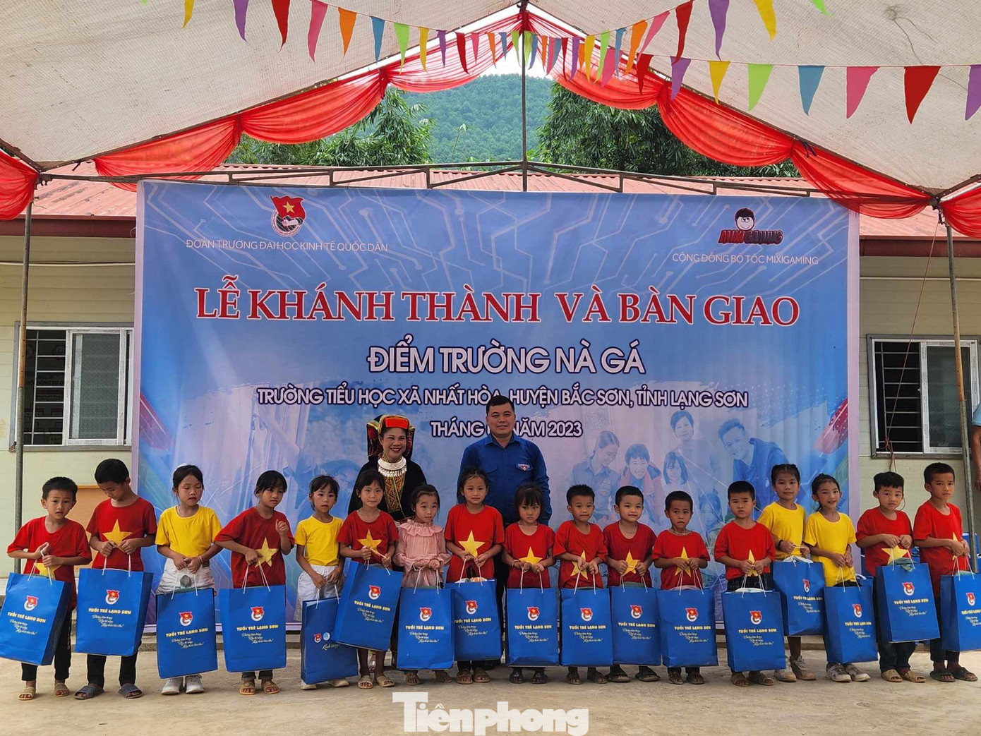 Tặng quà hỗ trợ cho học sinh ở Bắc Sơn. Ảnh: Duy Chiến Tặng quà hỗ trợ cho học sinh ở Bắc Sơn. Ảnh: Duy Chiến