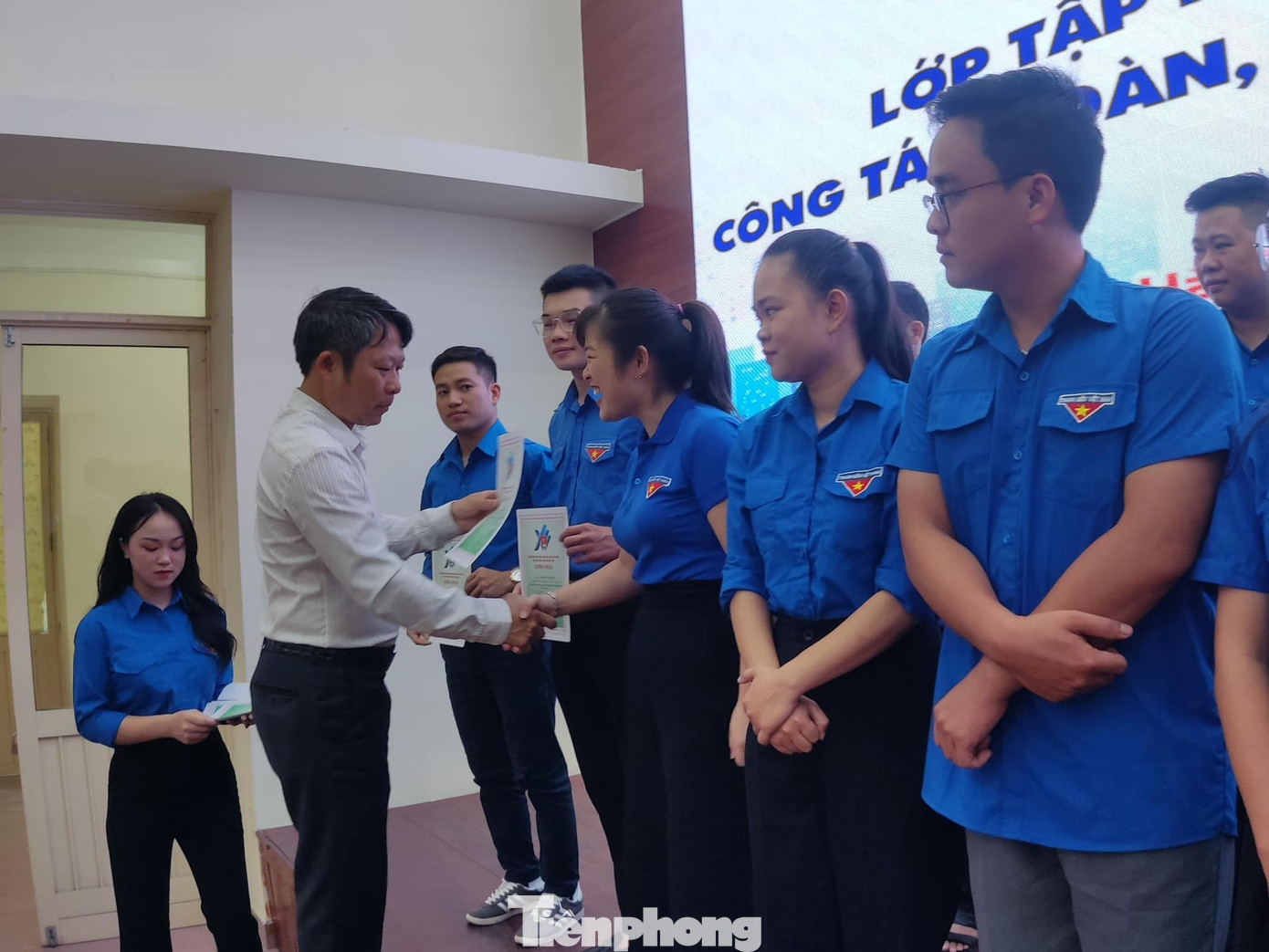 Lãnh đạo Học viện Thanh thiếu niên Việt Nam trao giấy chứng nhận cho các học viên. Ảnh: Duy Chiến Lãnh đạo Học viện Thanh thiếu niên Việt Nam trao giấy chứng nhận cho các học viên. Ảnh: Duy Chiến