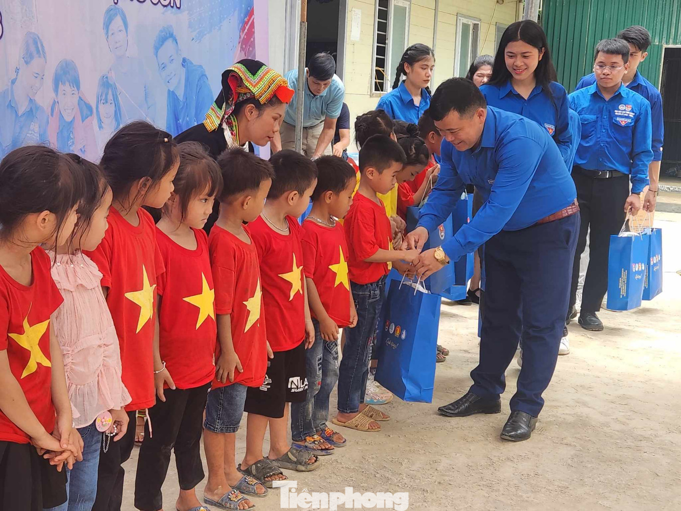 Anh Lăng Văn Chí, Phó Bí thư Thường trực Tỉnh Đoàn Lạng Sơn trao quà cho 40 em học sinh có hoàn cảnh khó khăn. Ảnh: Duy Chiến Anh Lăng Văn Chí, Phó Bí thư Thường trực Tỉnh Đoàn Lạng Sơn trao quà cho 40 em học sinh có hoàn cảnh khó khăn. Ảnh: Duy Chiến