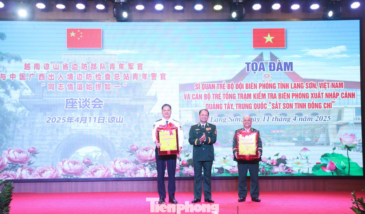 Trọng tâm là buổi tọa đàm với chủ đề “Sắt son tình đồng chí”, đây là cơ hội để thế hệ trẻ hai lực lượng được tiếp xúc, giao lưu, trao đổi kinh nghiệm; trên cơ sở đó cùng nhau chung tay giữ gìn, vun đắp, thắt chặt thêm tình đoàn kết đặc biệt và hợp tác toàn diện giữa hai Đảng, hai Nhà nước, hai lực lượng. Trong ảnh, Trung tướng Nguyễn Anh Tuấn, Chính ủy Bộ đội Biên phòng tặng quà lưu niệm cho đoàn sỹ quan trẻ Biên phòng hai nước. Trọng tâm là buổi tọa đàm với chủ đề “Sắt son tình đồng chí”, đây là cơ hội để thế hệ trẻ hai lực lượng được tiếp xúc, giao lưu, trao đổi kinh nghiệm; trên cơ sở đó cùng nhau chung tay giữ gìn, vun đắp, thắt chặt thêm tình đoàn kết đặc biệt và hợp tác toàn diện giữa hai Đảng, hai Nhà nước, hai lực lượng. Trong ảnh, Trung tướng Nguyễn Anh Tuấn, Chính ủy Bộ đội Biên phòng tặng quà lưu niệm cho đoàn sỹ quan trẻ Biên phòng hai nước.