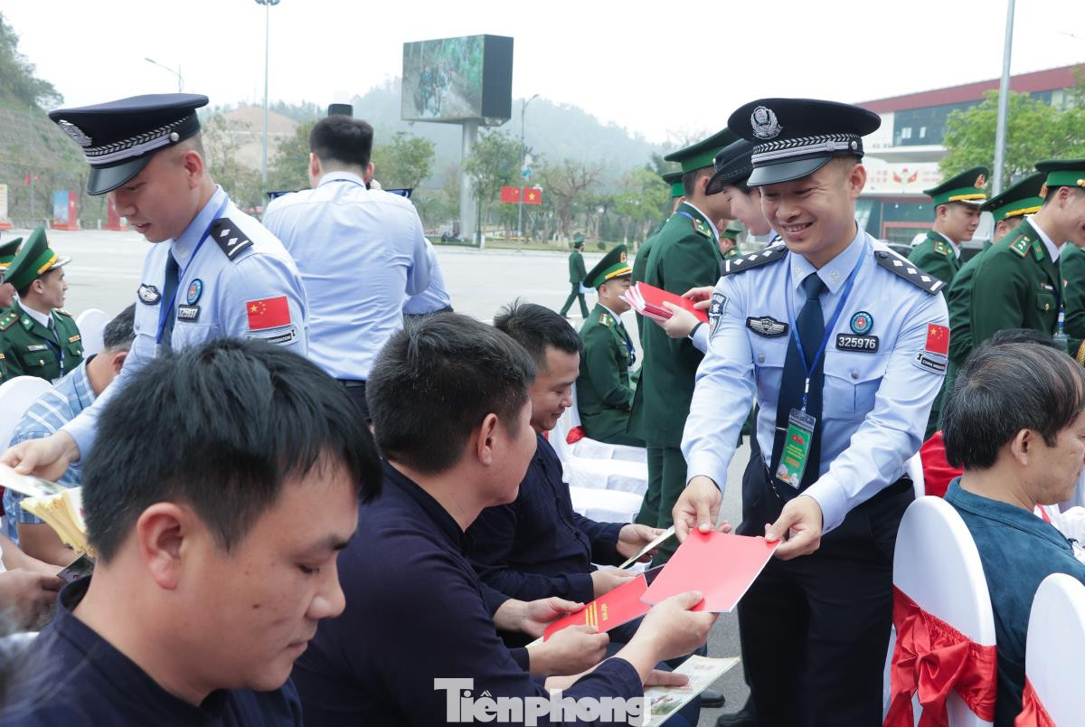 Tuổi trẻ Biên phòng hai nước tổ chức tuyên truyền, phổ biến pháp luật và phát tờ rơi cho nhân dân hai bên biên giới tại khu vực cửa khẩu quốc tế Hữu Nghị, vận động nhân dân biên giới hai nước thực hiện nghiêm hiệp định về cửa khẩu và quy chế cửa khẩu biên giới trên đất liền Việt Nam - Trung Quốc. Tuổi trẻ Biên phòng hai nước tổ chức tuyên truyền, phổ biến pháp luật và phát tờ rơi cho nhân dân hai bên biên giới tại khu vực cửa khẩu quốc tế Hữu Nghị, vận động nhân dân biên giới hai nước thực hiện nghiêm hiệp định về cửa khẩu và quy chế cửa khẩu biên giới trên đất liền Việt Nam - Trung Quốc.