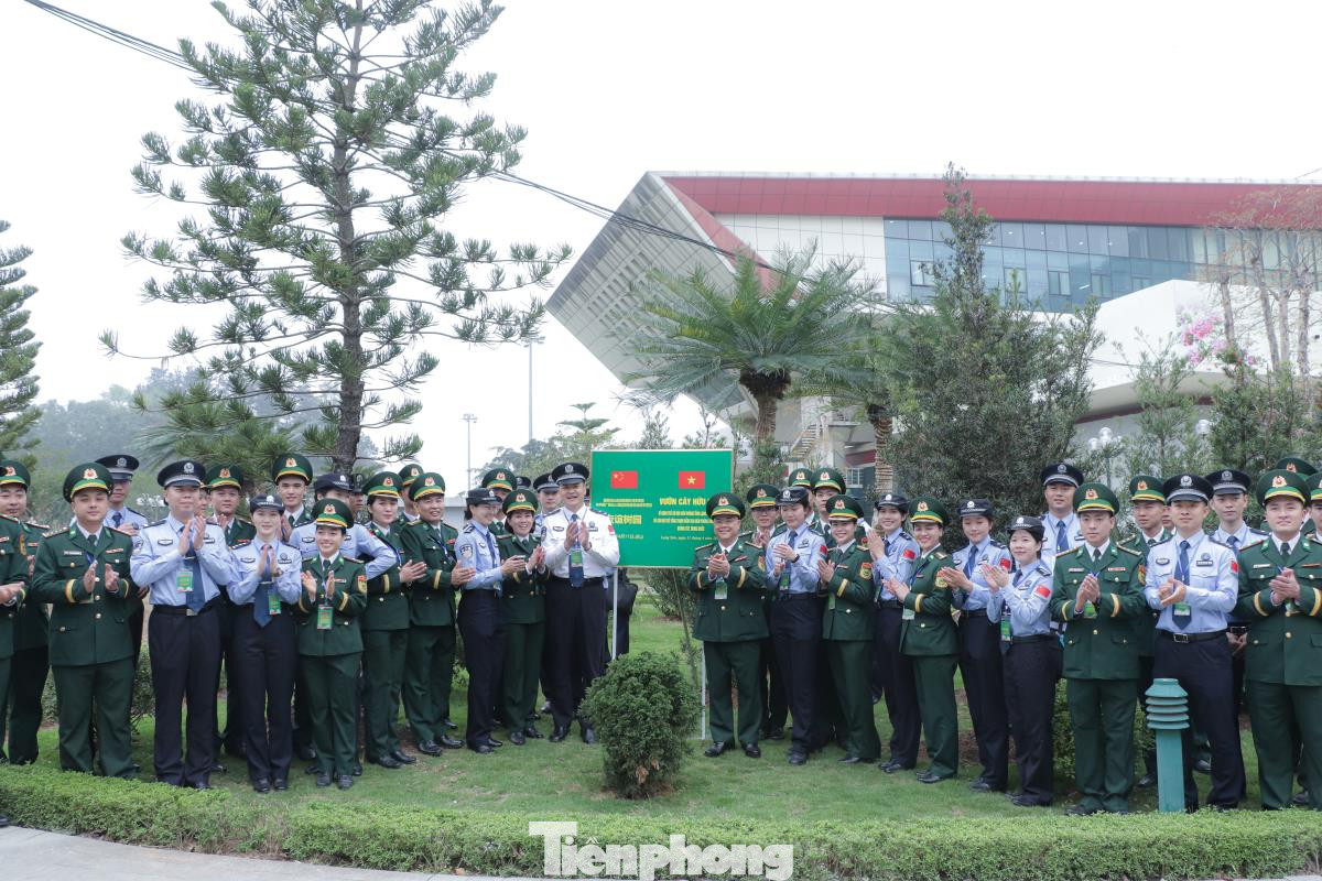 Trong khuôn viên khu kinh tế cửa khẩu quốc tế Hữu Nghị (huyện Cao Lộc), các sĩ quan trẻ và cán bộ trẻ của hai đơn vị đã cùng nhau góp sức để "vun đắp", lên công trình "Vườn hoa hữu nghị", biểu tượng sinh động của sự đoàn kết, đầy ý nghĩa về tình đoàn kết, gắn bó bền chặt giữa tuổi trẻ hai bên biên giới. Ảnh: C.K Trong khuôn viên khu kinh tế cửa khẩu quốc tế Hữu Nghị (huyện Cao Lộc), các sĩ quan trẻ và cán bộ trẻ của hai đơn vị đã cùng nhau góp sức để "vun đắp", lên công trình "Vườn hoa hữu nghị", biểu tượng sinh động của sự đoàn kết, đầy ý nghĩa về tình đoàn kết, gắn bó bền chặt giữa tuổi trẻ hai bên biên giới. Ảnh: C.K