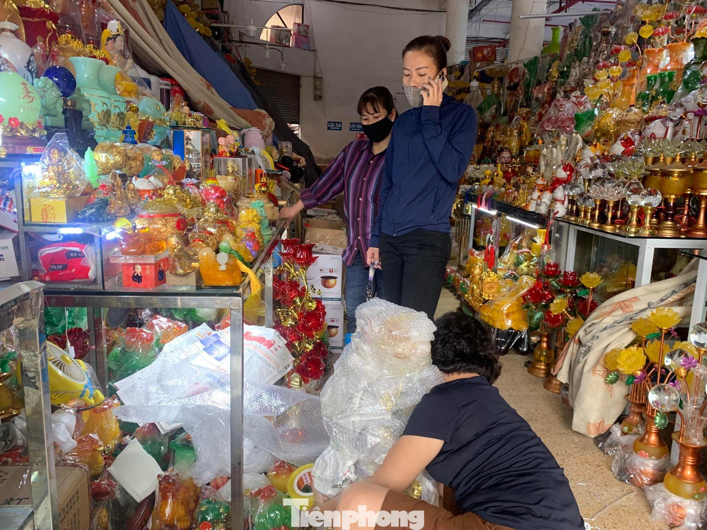 Khách hàng đã đến thăm quan, mua bán khá tấp nập (Ảnh: Duy Chiến). Khách hàng đã đến thăm quan, mua bán khá tấp nập (Ảnh: Duy Chiến).