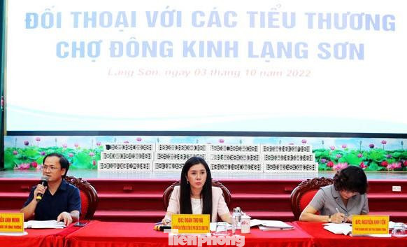 Bà Đoàn Thu Hà - Phó Chủ tịch UBND tỉnh (giữa) - chủ trì cùng các ngành đối thoại với các hộ kinh doanh (Ảnh: TL). Bà Đoàn Thu Hà - Phó Chủ tịch UBND tỉnh (giữa) - chủ trì cùng các ngành đối thoại với các hộ kinh doanh (Ảnh: TL).