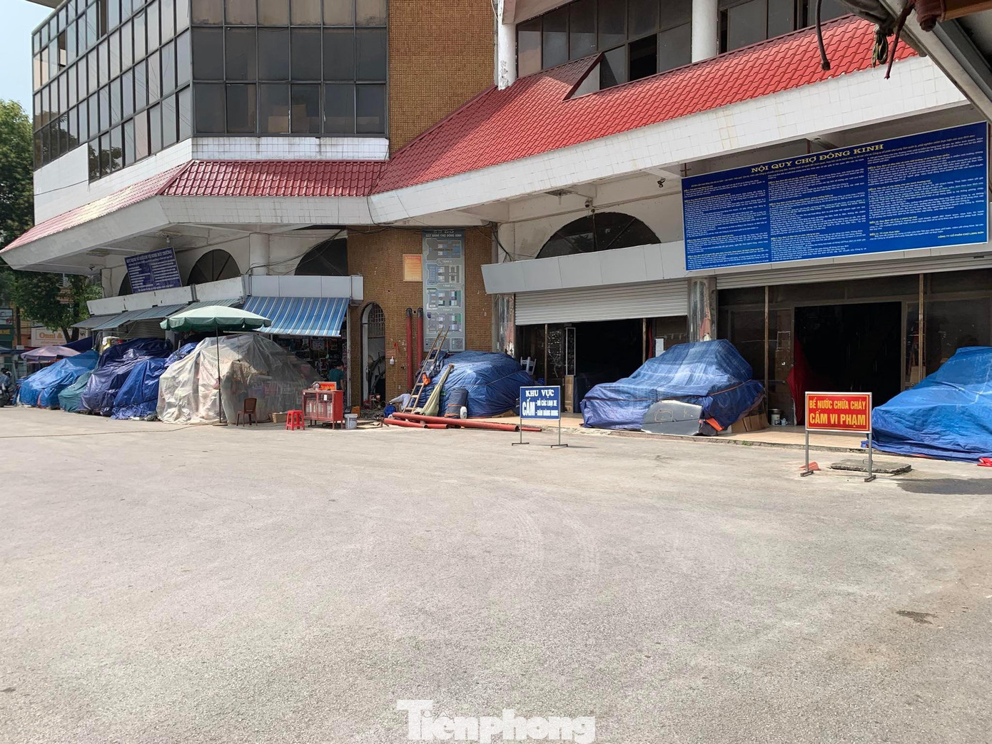 Không đồng tình với việc tăng giá quầy, tiểu thương chợ Đông Kinh đồng loạt nghỉ bán hàng từ ngày 26/9-3/10 (Ảnh: Duy Chiến). Không đồng tình với việc tăng giá quầy, tiểu thương chợ Đông Kinh đồng loạt nghỉ bán hàng từ ngày 26/9-3/10 (Ảnh: Duy Chiến).