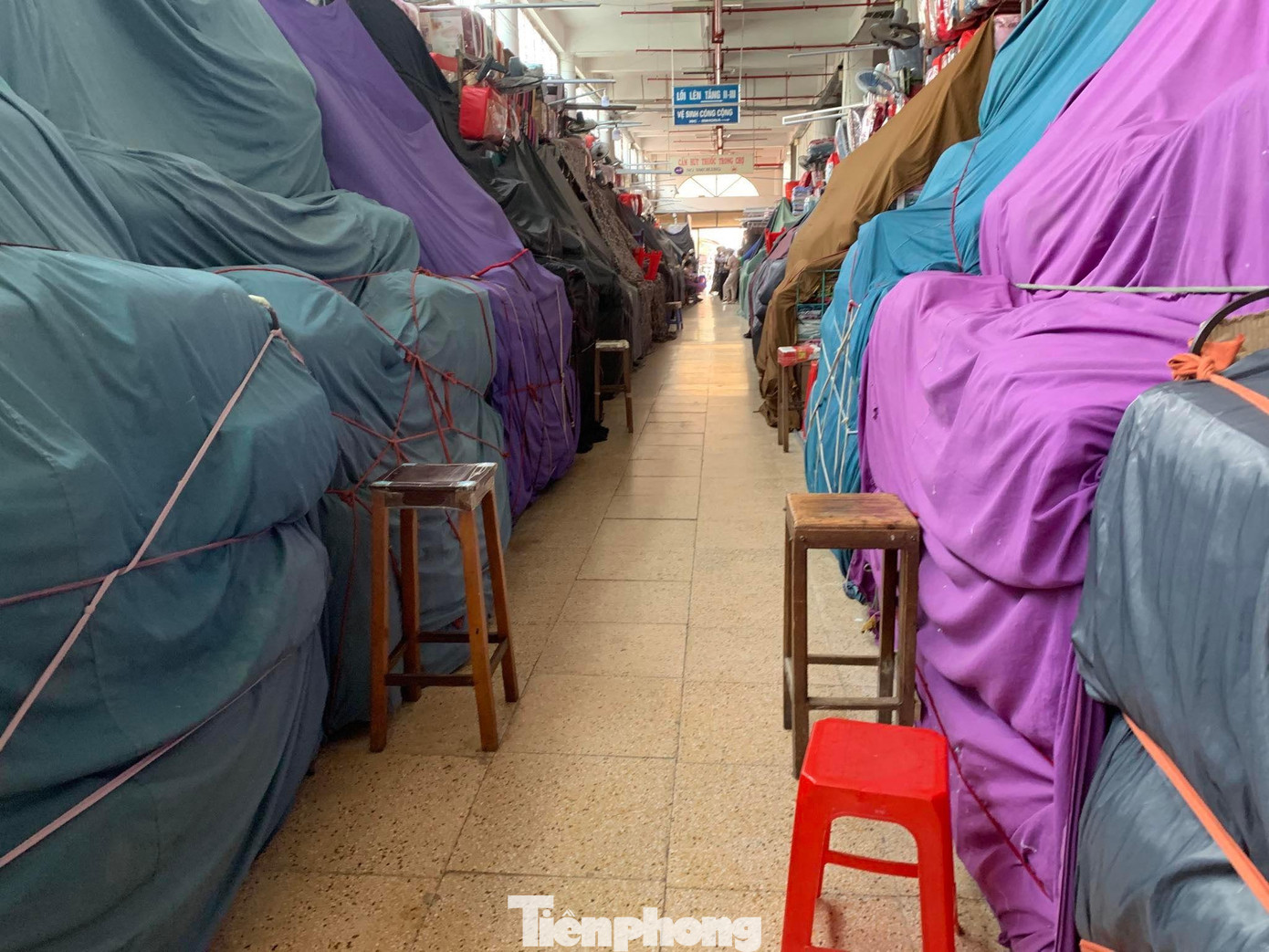 Gần 300 hộ kinh doanh phủ bạt, không bán hàng (Ảnh: Duy Chiến). Gần 300 hộ kinh doanh phủ bạt, không bán hàng (Ảnh: Duy Chiến).