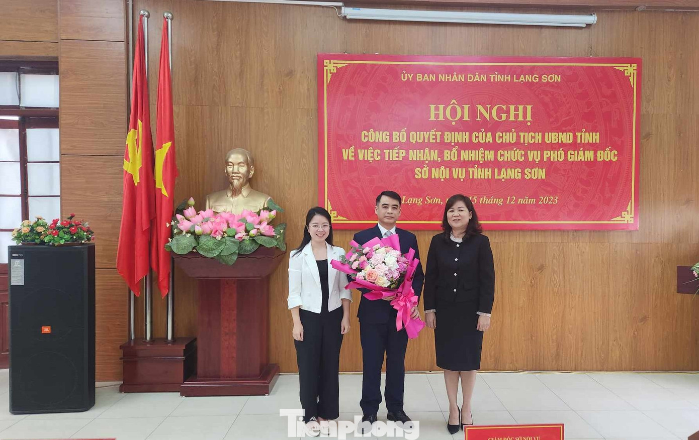 Tân Phó giám đốc Hoàng Anh Tuấn (giữa) nhận hoa chúc mừng của tập thể lãnh đạo Sở Nội vụ Lạng Sơn. Ảnh: Duy Chiến