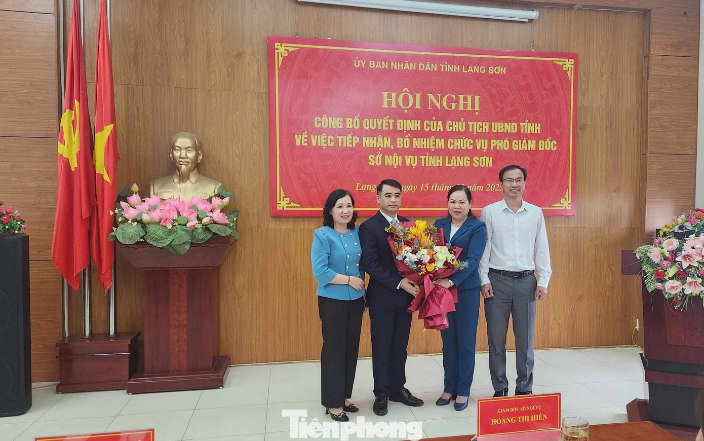 Lãnh đạo văn phòng Đoàn đại biểu Quốc hội và HĐND tỉnh tặng hoa chúc mừng ông Hoàng Anh Tuấn. Ảnh: Duy Chiến