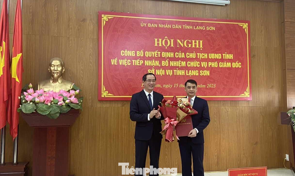 Ông Hoàng Anh Tuấn (bìa phải) nhận Quyết định và hoa chúc mừng của lãnh đạo UBND tỉnh Lạng Sơn. Ảnh: Duy Chiến