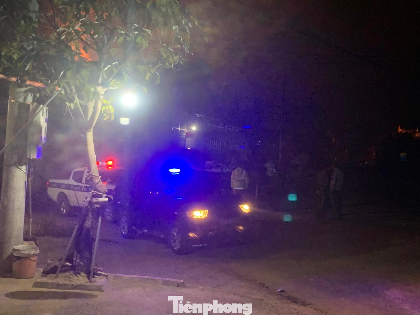 Lực lượng chức năng huy động người, phương tiện tham gia chữa cháy, bảo vệ hiện trường -Ảnh: Duy Chiến