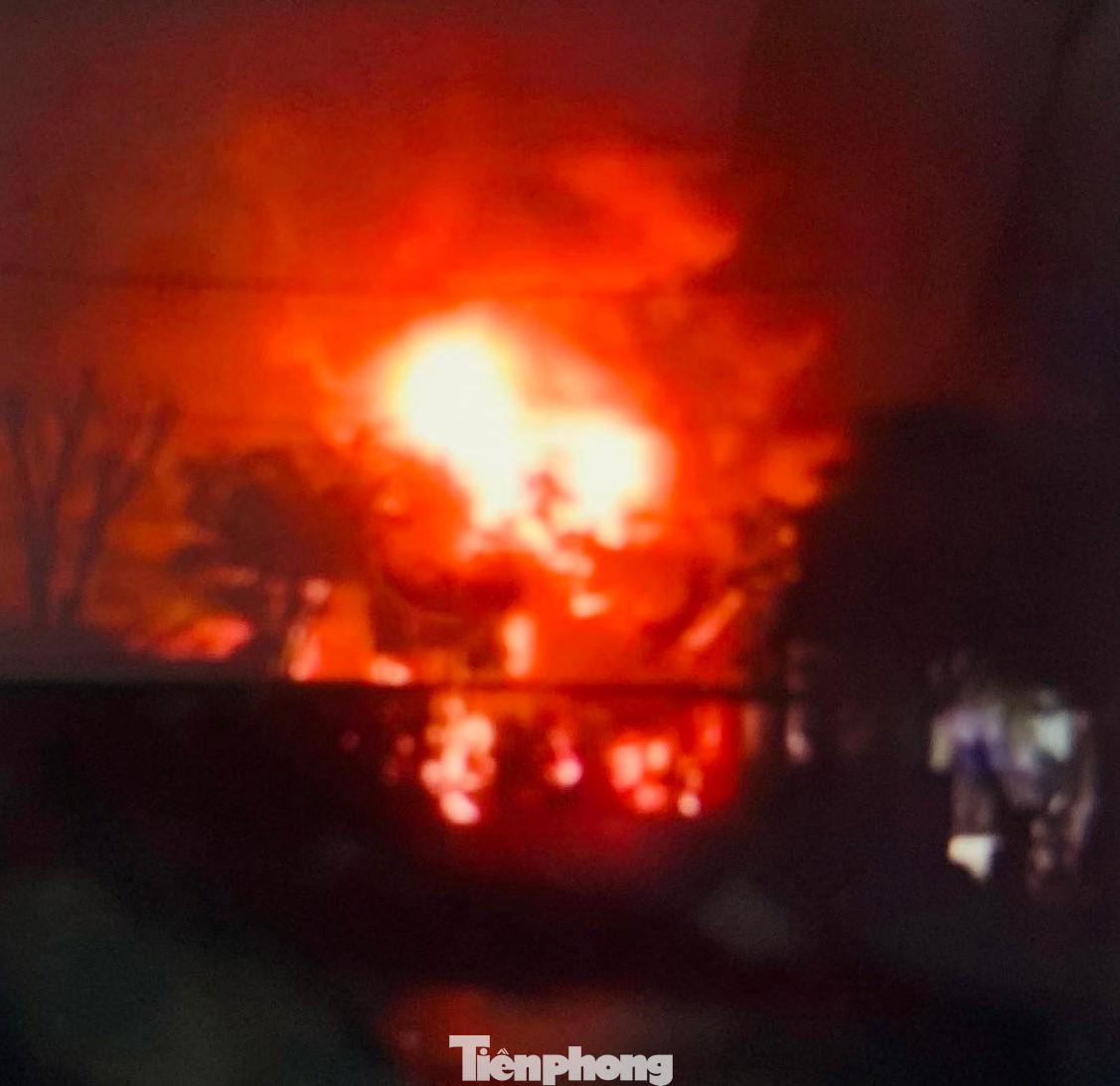 Ngọn lửa bùng phát dữ dội trong đêm, thiêu rụi tài sản lớn nhựa thông của nhà máy Long Tân -Ảnh: Duy Chiến