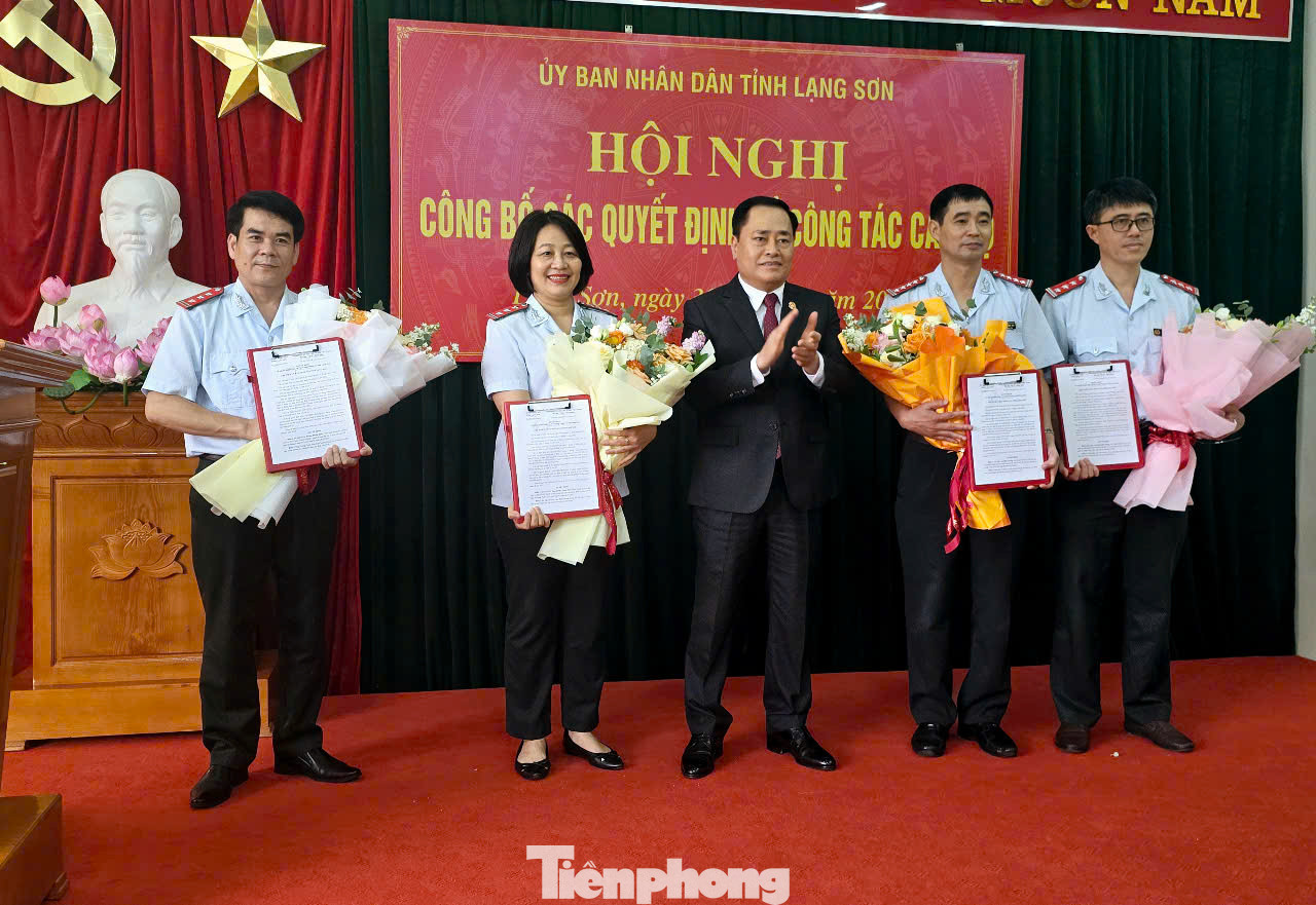 Tân Chánh Thanh tra và Phó Chánh thanh tra tỉnh nhận quyết định, hoa chúc mừng của Chủ tịch UBND tỉnh Lạng Sơn. Ảnh: Duy Chiến.