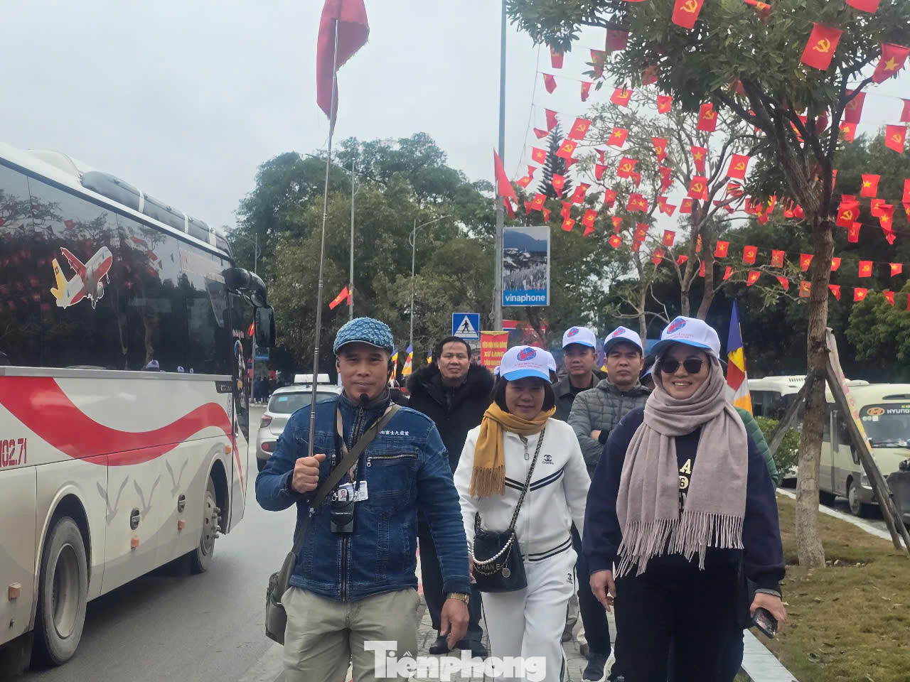 Thông qua Công ty lữ hành, khách du lịch 2 nước sử dụng giấy thông hành sẽ được lưu trú 2 ngày 1 đêm trong phạm vi thành phố Lạng Sơn và một số huyện trong tỉnh Lạng Sơn (Việt Nam) và thị Bằng Tường (Quảng Tây, Trung Quốc). Ảnh: Duy Chiến.