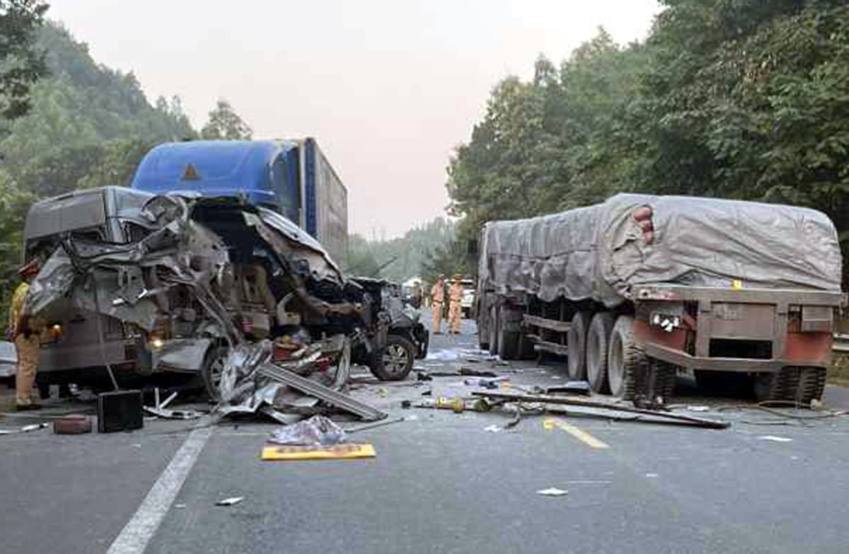 Vụ tai nạn đã khiến 15 người thương vong. Vụ tai nạn đã khiến 15 người thương vong.