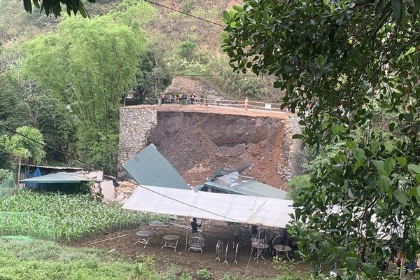 Sạt lở kè do thiết kế sai, không chuẩn về độ cao và có dấu hiệu bất thường. Ảnh: TL Sạt lở kè do thiết kế sai, không chuẩn về độ cao và có dấu hiệu bất thường. Ảnh: TL