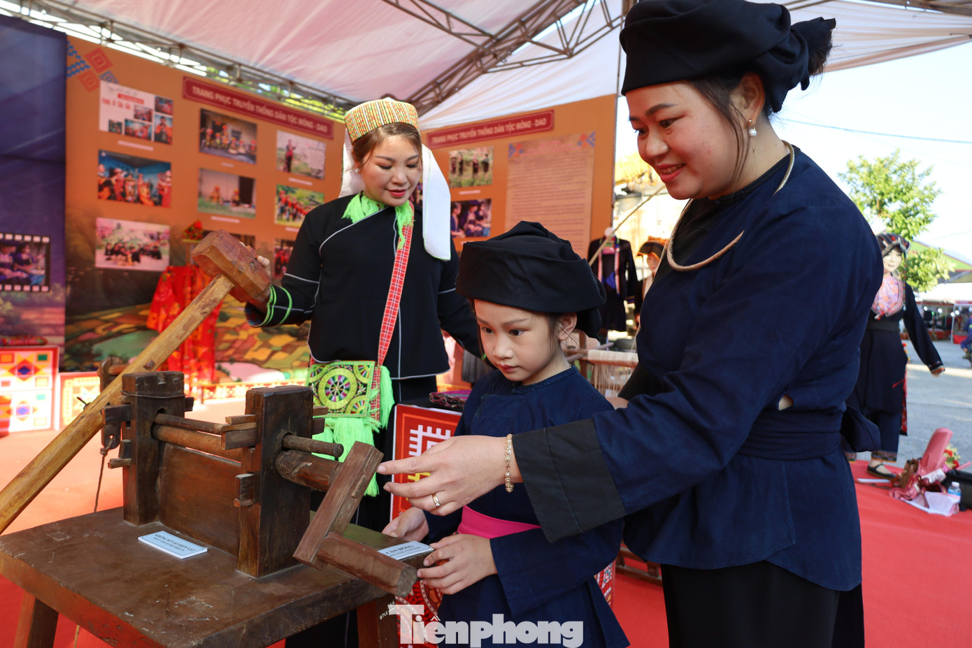 Trang phục người Tày, Nùng được dệt bằng khung cửi truyền thống. Ảnh: Duy Chiến