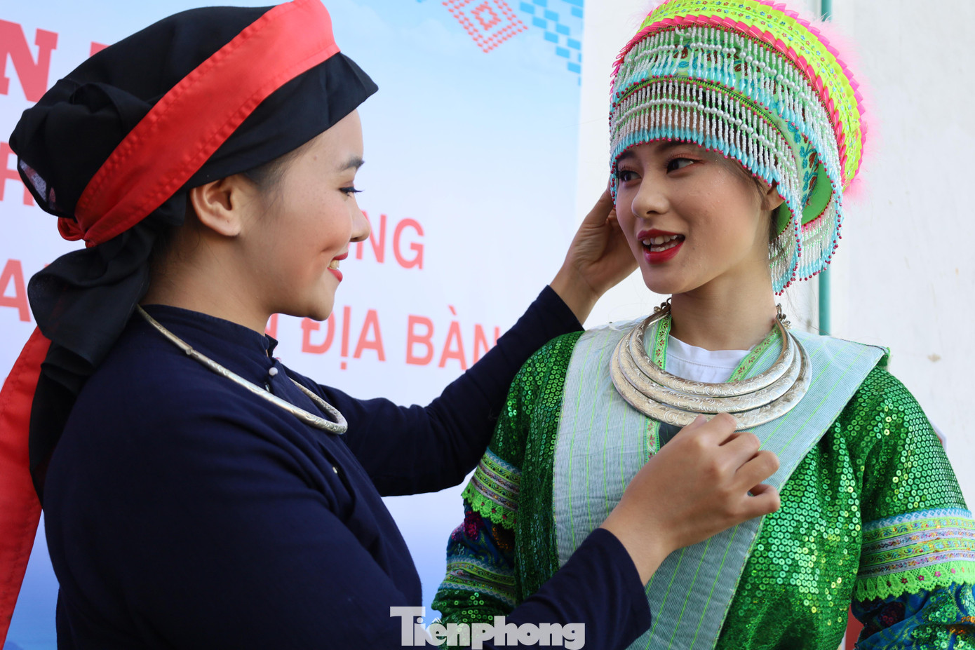 Cô gái người Mông với trang phục bắt mắt, cầu kỳ. Ảnh: Duy Chiến