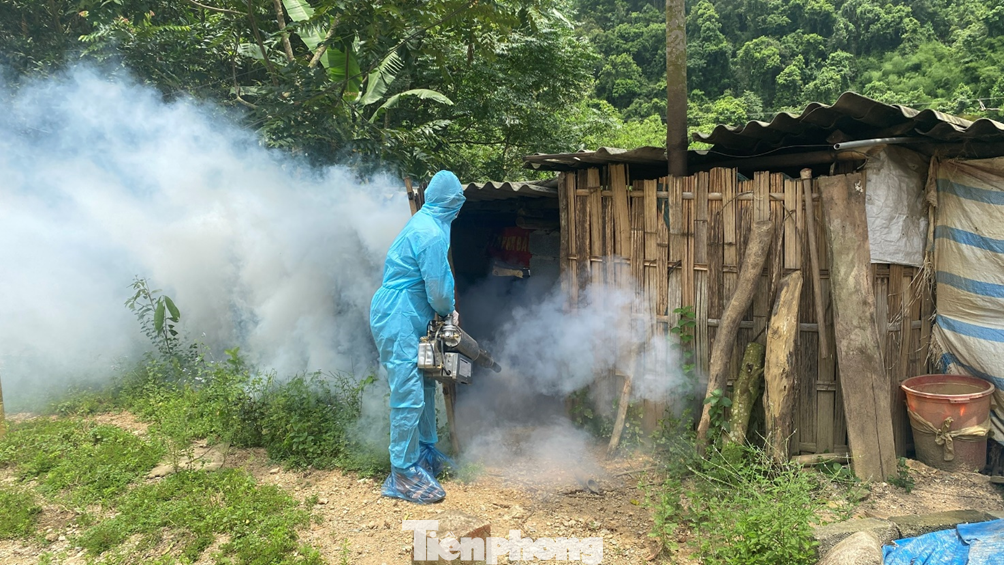 Khẩn trương phun khử trùng các chuồng trại và khu vực có ổ dịch bệnh. Ảnh: B.P Khẩn trương phun khử trùng các chuồng trại và khu vực có ổ dịch bệnh. Ảnh: B.P