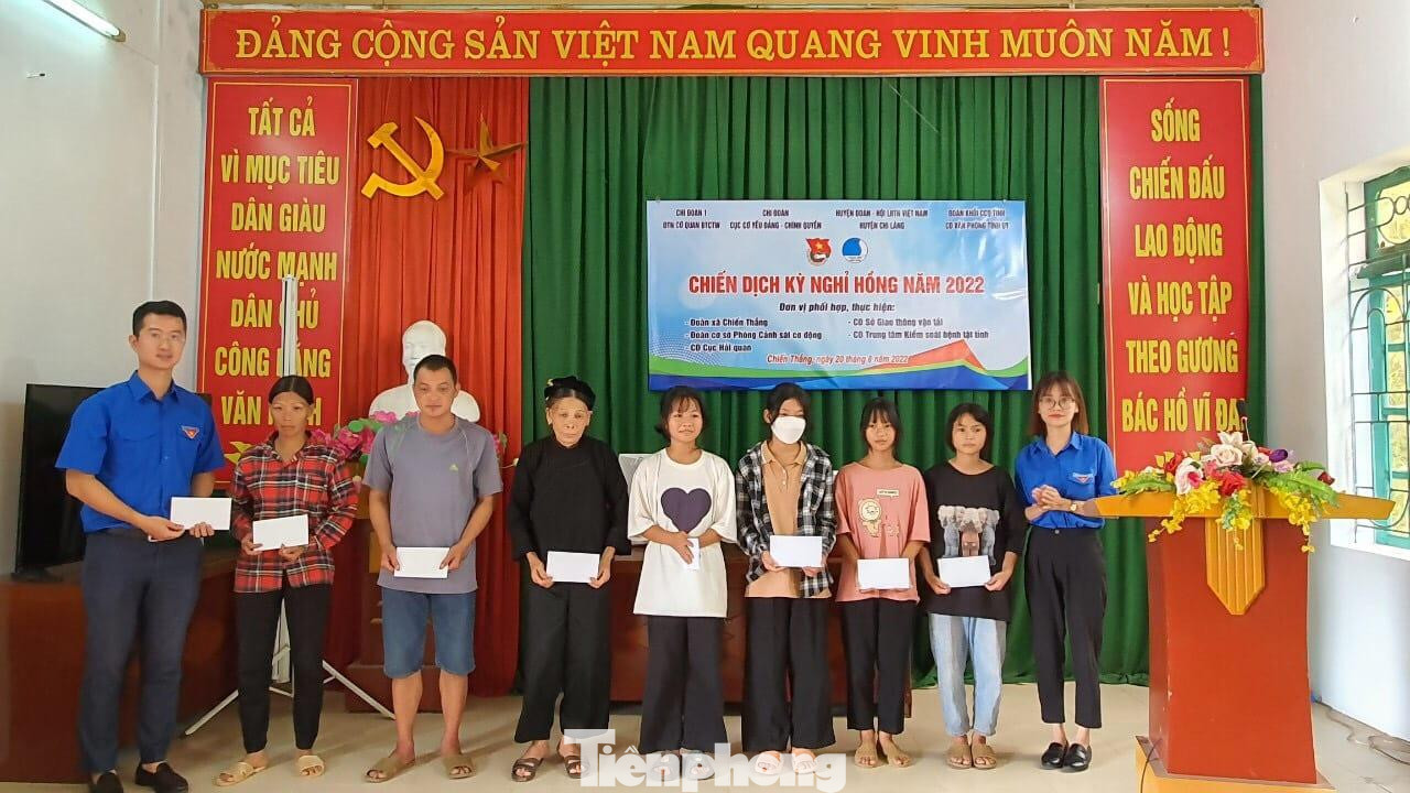 Tặng quà cho gia đình và các em nghèo -Ảnh: Duy Chiến Tặng quà cho gia đình và các em nghèo -Ảnh: Duy Chiến